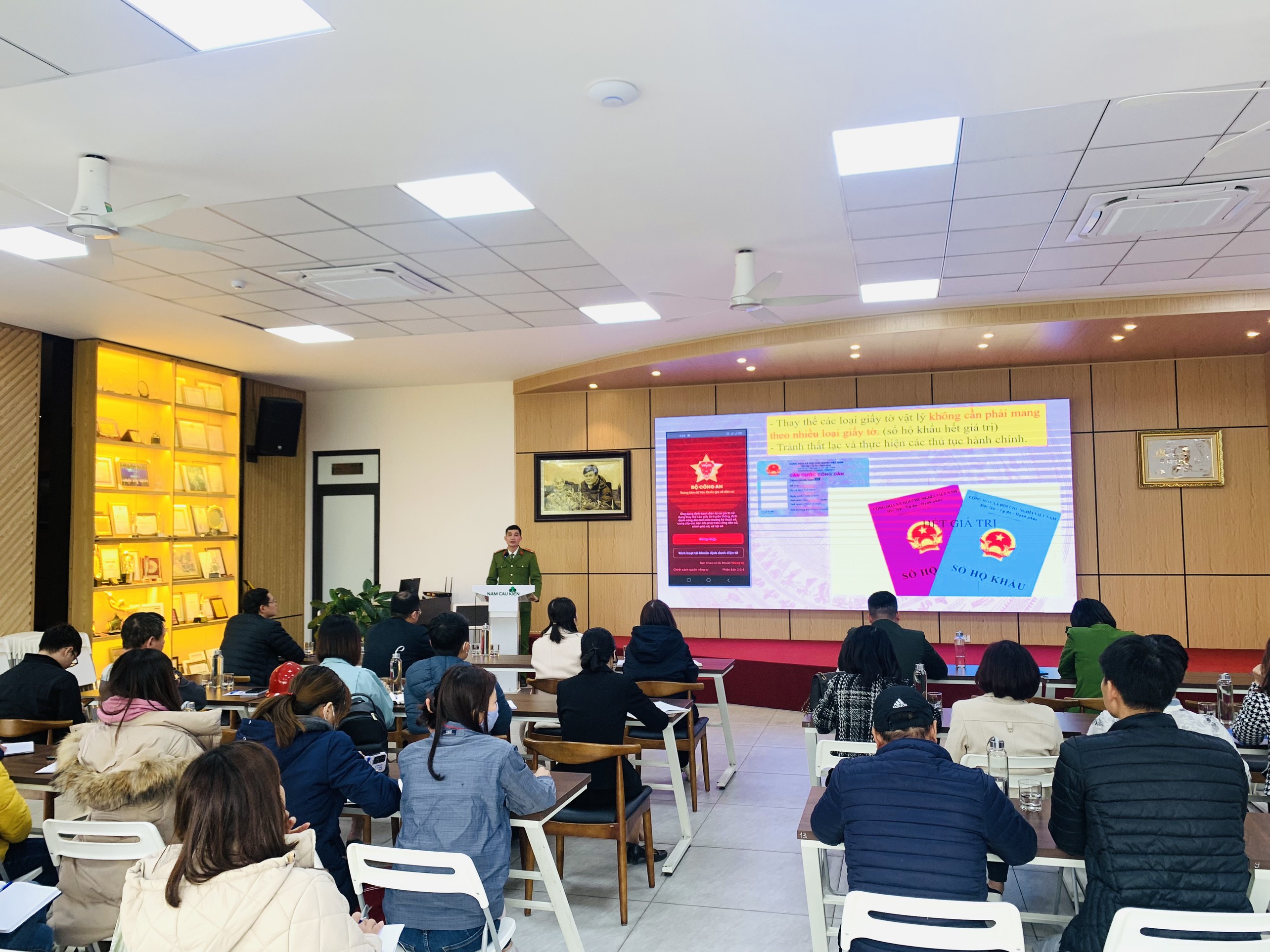 Công đoàn Công an thành phố tuyên truyền về Đề án 06 và định danh điện tử tại khu công nghiệp nam cầu Kiền
